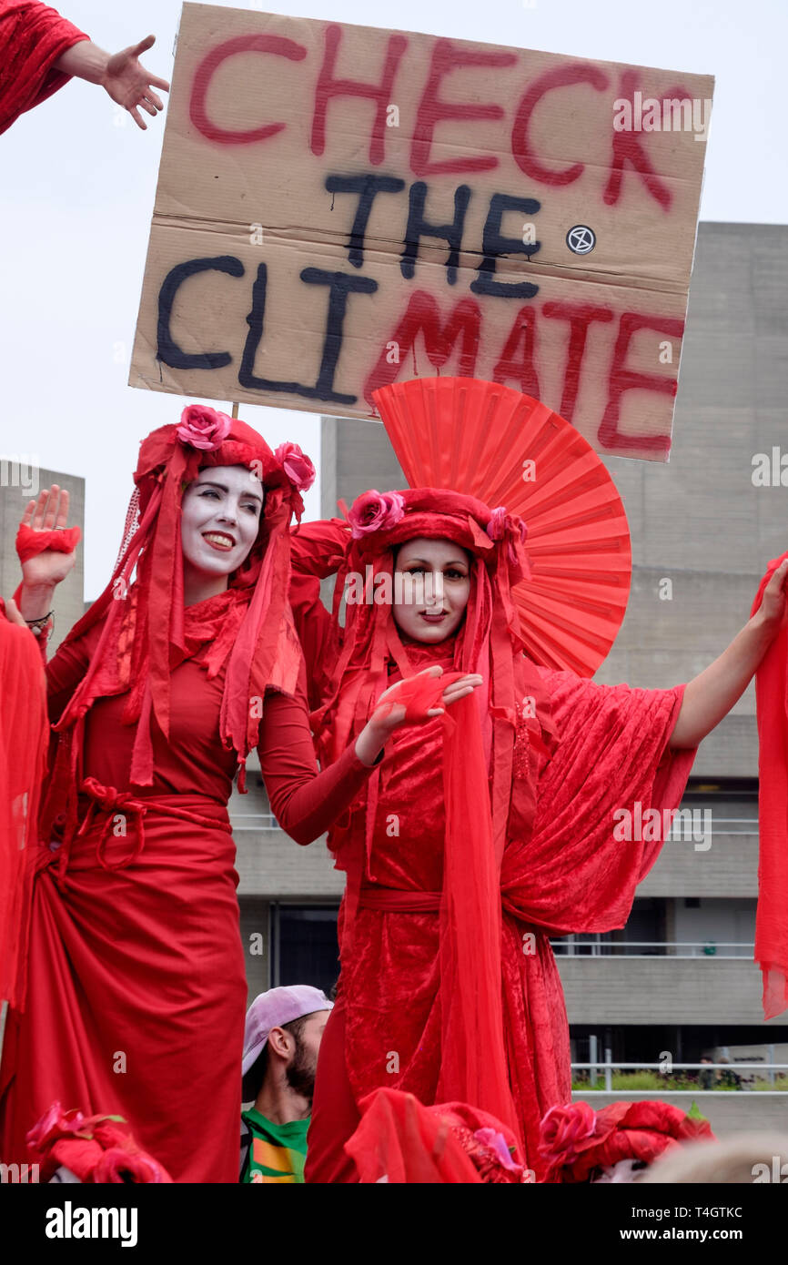 Aussterben Rebellion Umweltaktivisten besetzen Waterloo Bridge, London. Performance Group Invisible Circus in der Protest beteiligen. Stockfoto