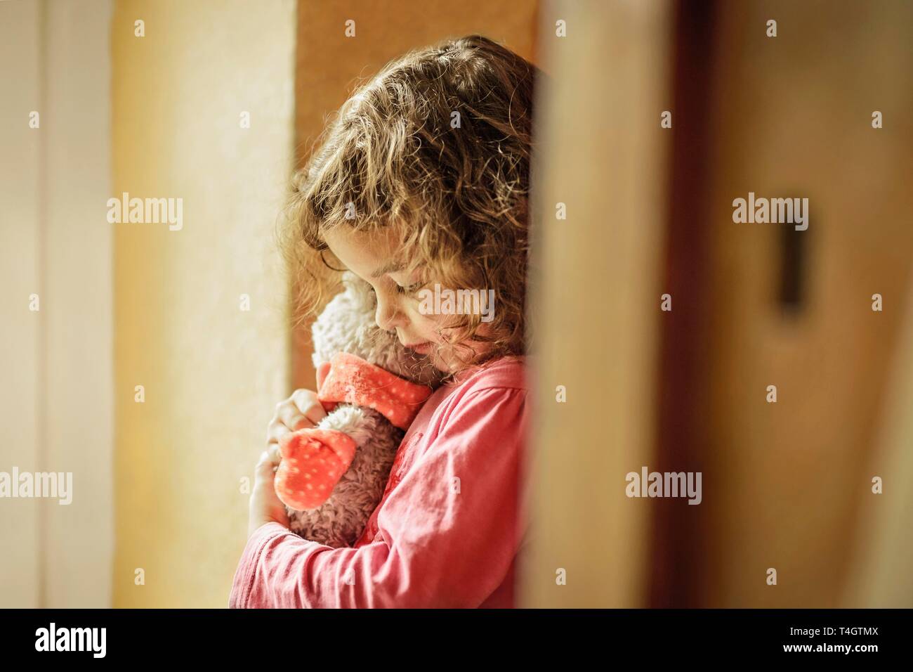 Mädchen, 3 Jahre, Porträt, kuschelt mit Teddybär, Deutschland Stockfoto