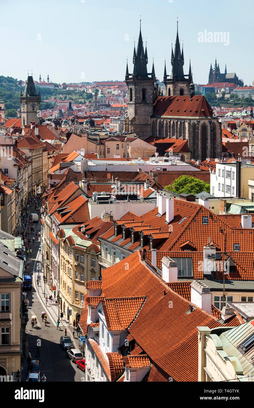 Blick von der Pulverturm der Altstadt mit Teynkirche, Prager Burg, Prag, Böhmen, Tschechien Stockfoto