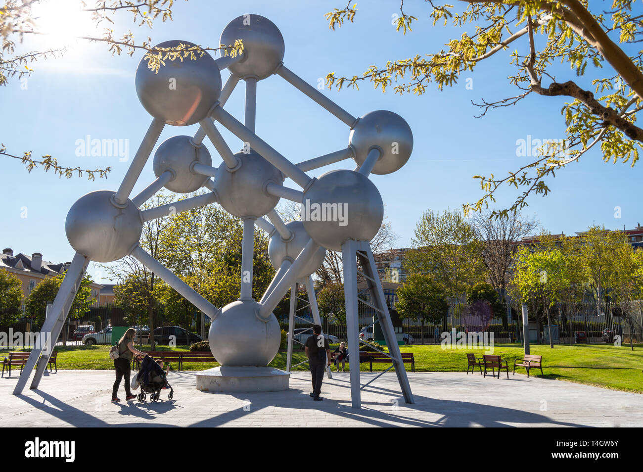 Madrid, Spanien - 15 April, 2019: Reproduktion des Atomium Belgien im Europa Park von Torrejon de Ardoz. Platz mit einer Menge von Denkmälern der Stadt Stockfoto