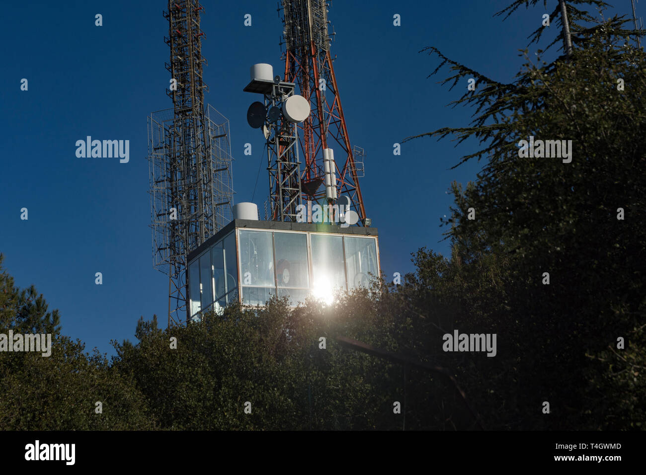 Kommunikation Türme, Antennen und Gerichte über die Berge Stockfoto