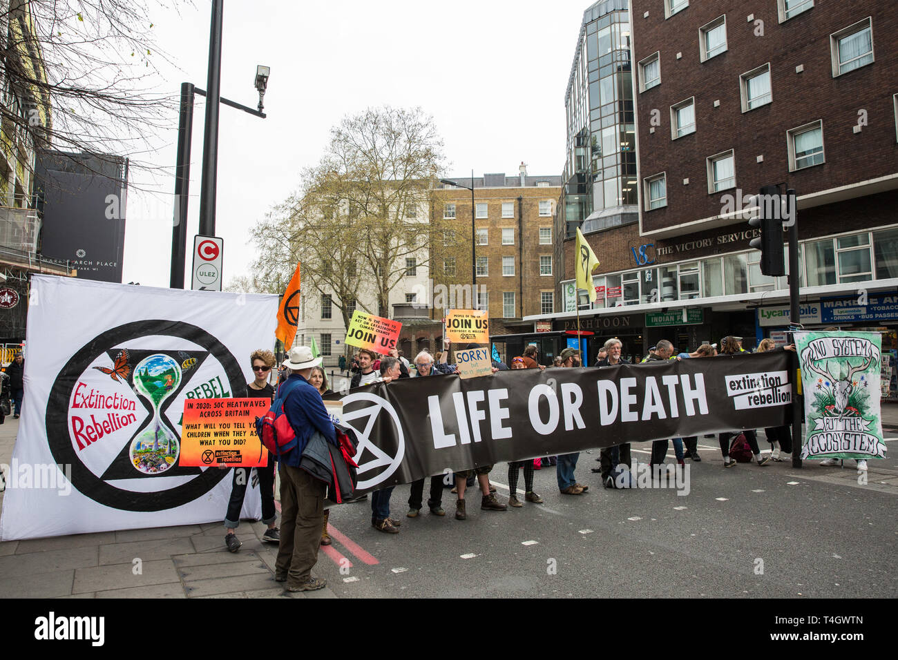 London, Großbritannien. 16. April 2019. Klimawandel Aktivisten vor dem Aussterben Rebellion block Edgware Road am zweiten Tag des Internationalen Rebellion Aktivitäten Stockfoto
