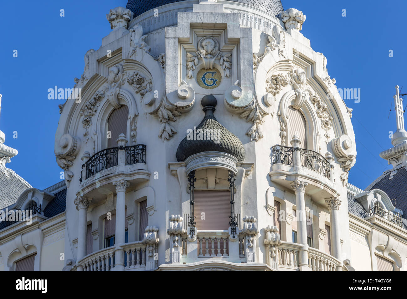 Wunderschöne Jugendstilgebäude Haus der Gallardo oder Casa Gallardo. In der Calle Ferraz Street und Plaza de Espana Square Kreuzung in Madrid, Spanien. Stockfoto