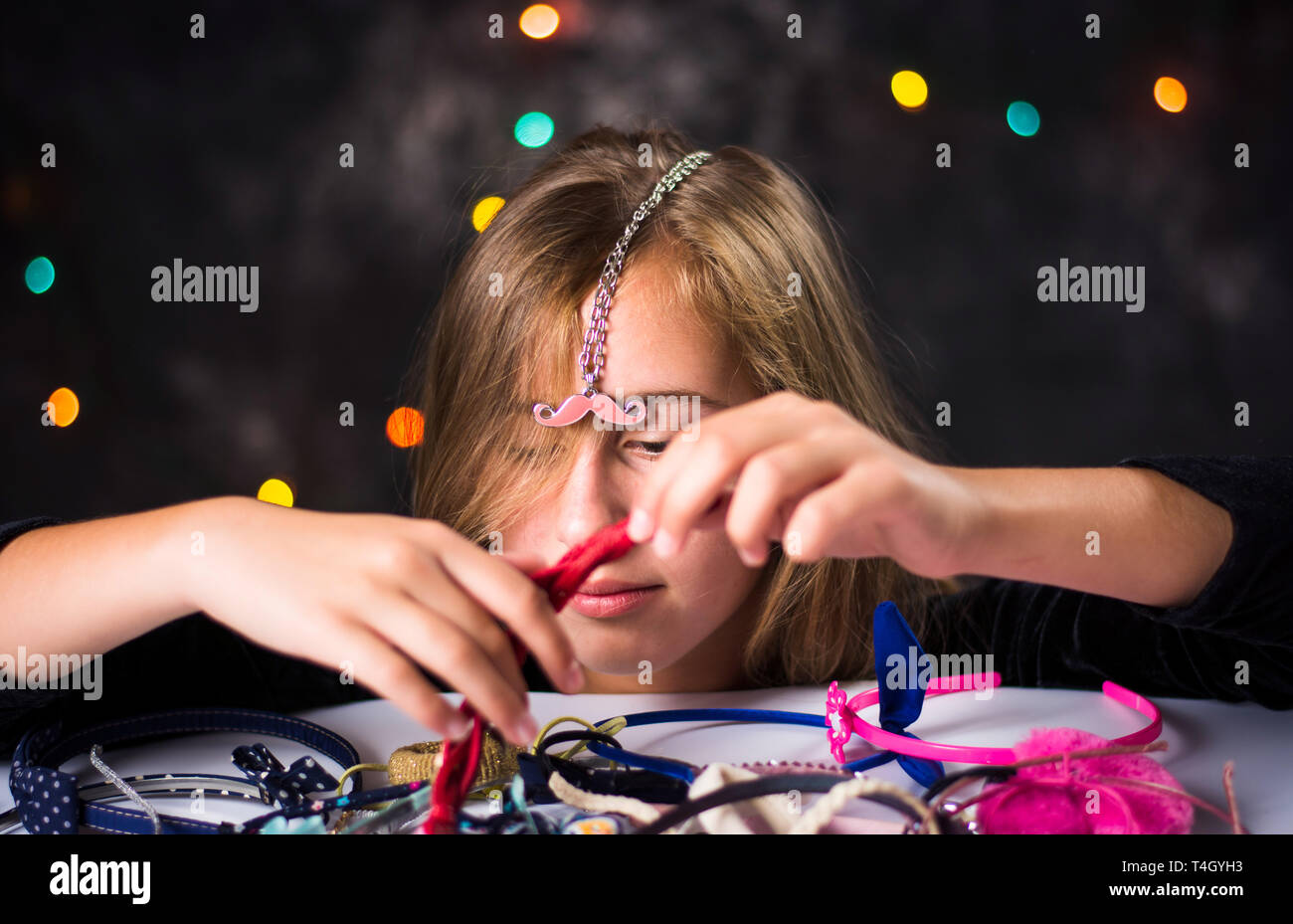 Fröhliche Teenager Auswahl Mode Accessoires gegen festlichen Hintergrund Stockfoto