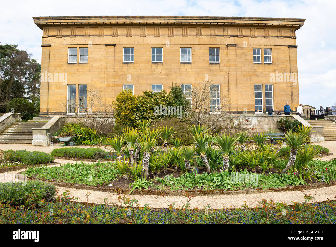 West Elevation und Terrasse Garten von belsay Hall, ein Herrenhaus aus dem frühen 19. Jahrhundert, in Northumberland, England, Großbritannien Stockfoto