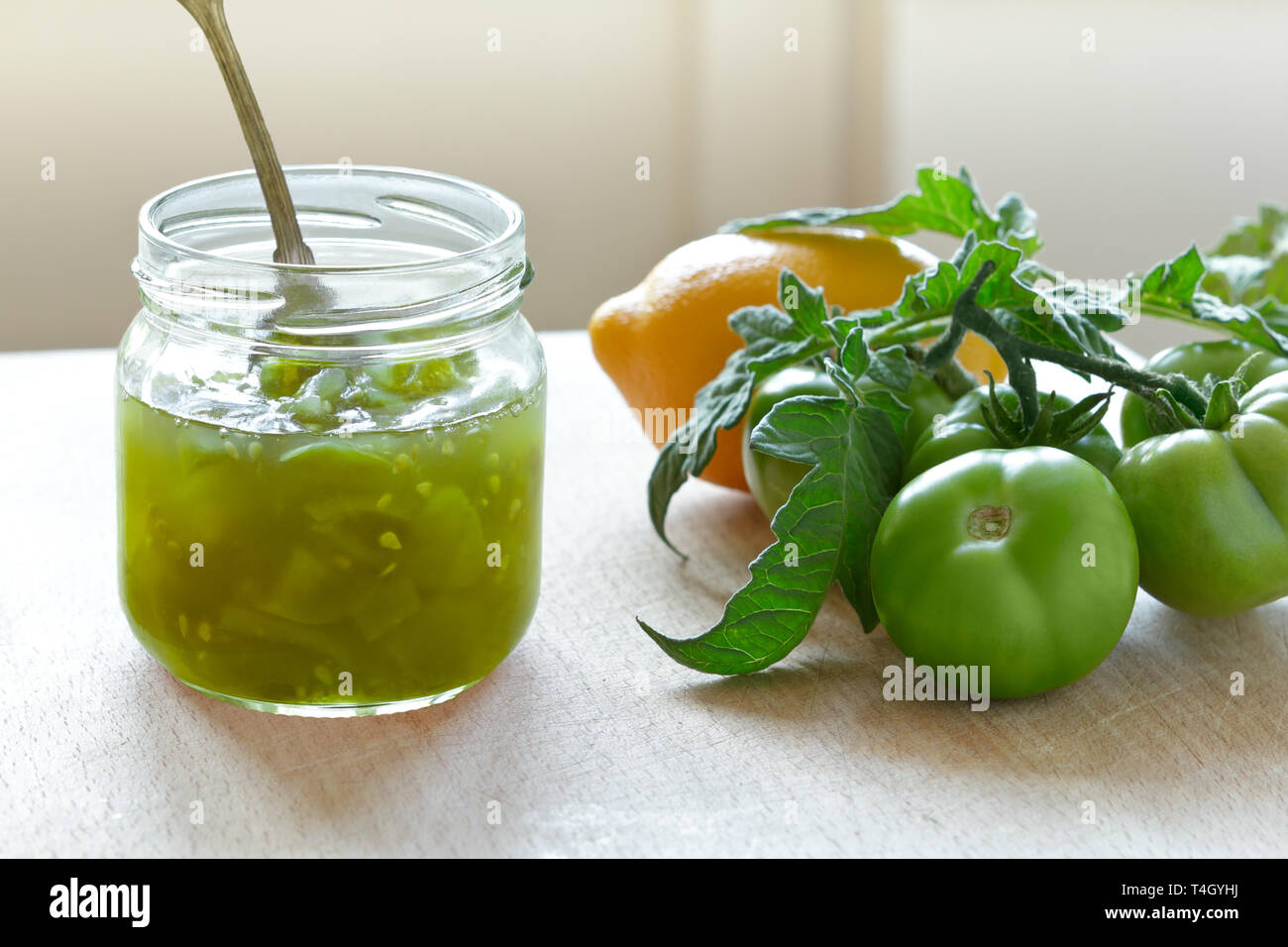 Grüne Tomaten Marmelade oder chutney in einem Glas mit Zitrone Aroma ...