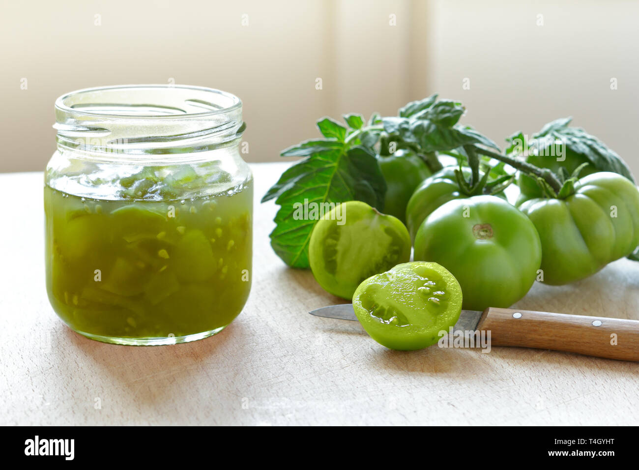 Papierstau oder chutney in einem Glas aus grünen Tomaten, Home Canning Konzept Stockfoto