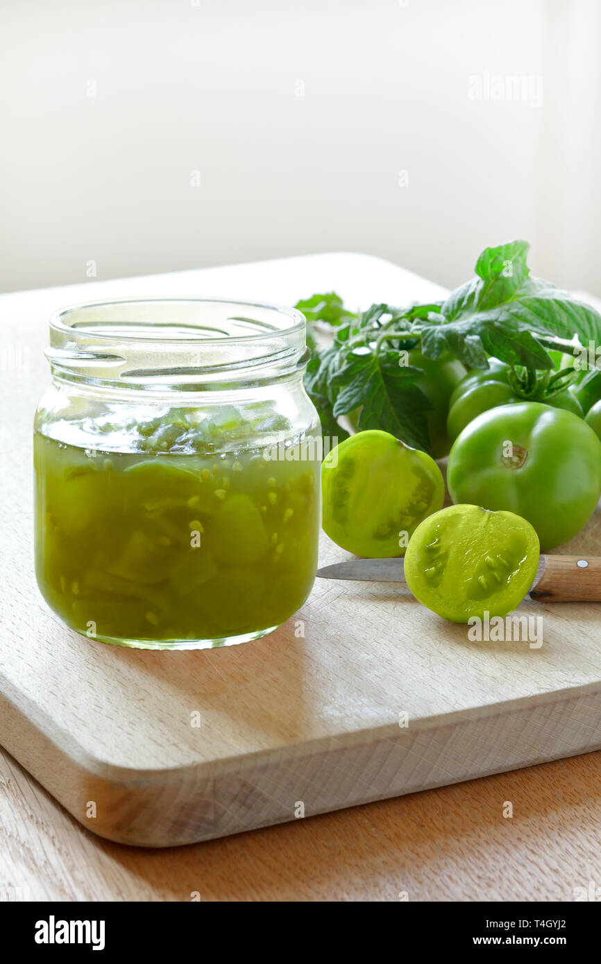 Papierstau oder chutney in einem Glas aus grünen Tomaten, Home Canning Konzept Stockfoto