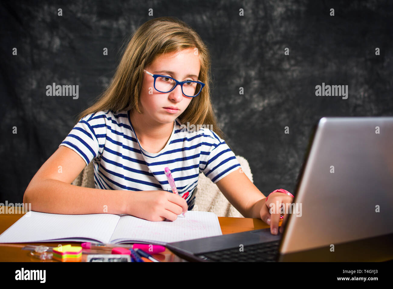Jugendmädchen Hausaufgaben Zuordnung zu Hause langweilig Stockfoto