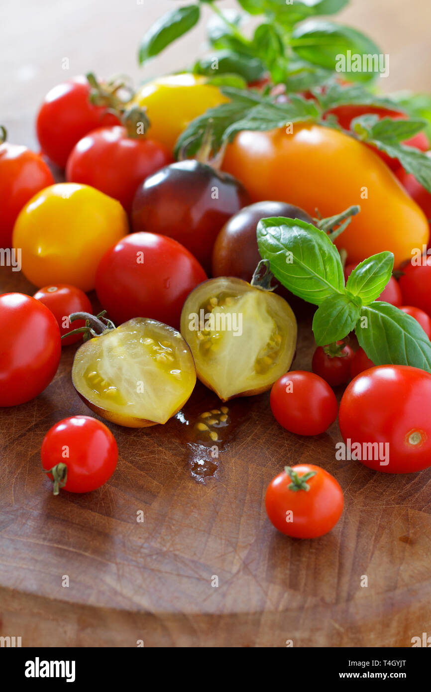 Eine bunte Auswahl an heirloom Tomaten Sorten, Essen diversity Konzept Stockfoto