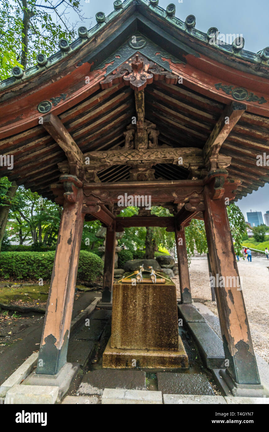 Minato-ku, Tokio - 11. August 2017: Chozuya oder Temizuya (Wasser Waschung Pavillon) an Zojo-ji Tempel, chinzei Zweig der Jodo-shu Buddhismus. Stockfoto