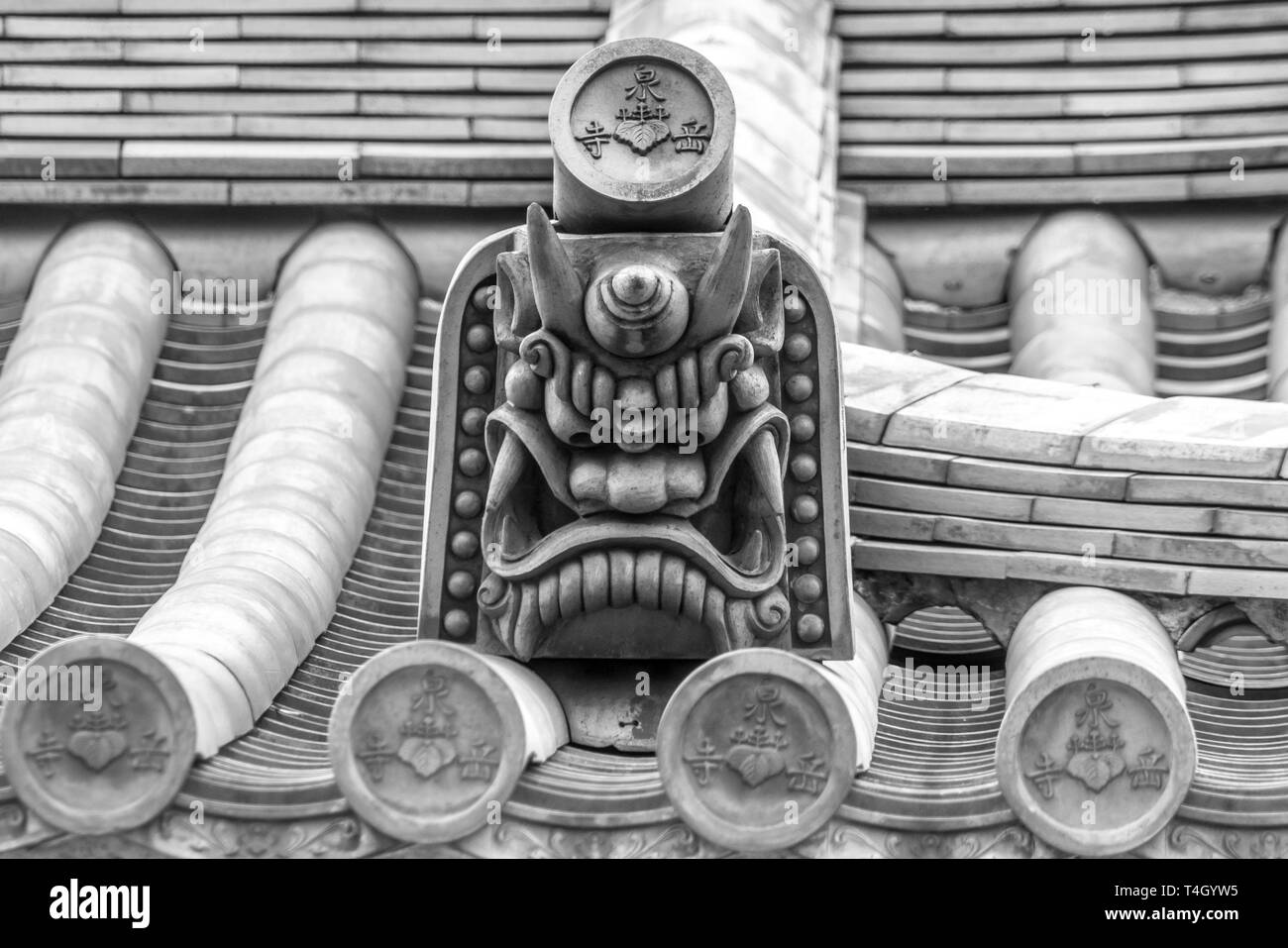 Onigawara Dach Giebel von Sengaku-ji Soto Zen-buddhistischen Tempel. Berühmt durch die Ako incident Der 47 Ronin. In Takanawa, Minato Stockfoto