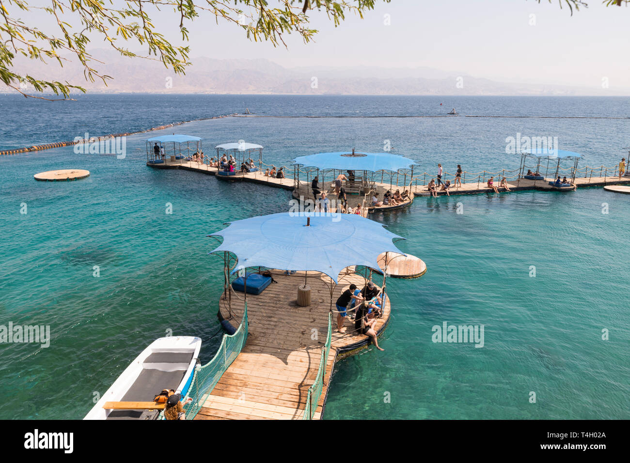 Eilat, Israel, 21-März-2019: Menschen genießen Sie den Strand in der Nähe von Eilat, an den Ort, wo die delphine frei an die Küste kommen und die Leute ansehen können Stockfoto