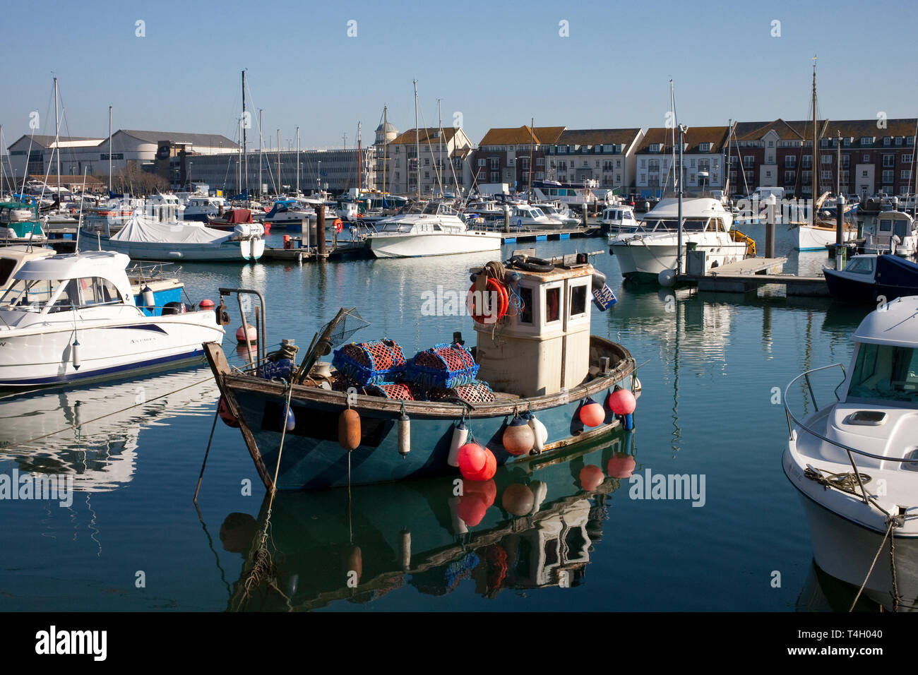 Weymouth Hafen mit Fischerbooten und Yachten vor Anker Stockfoto