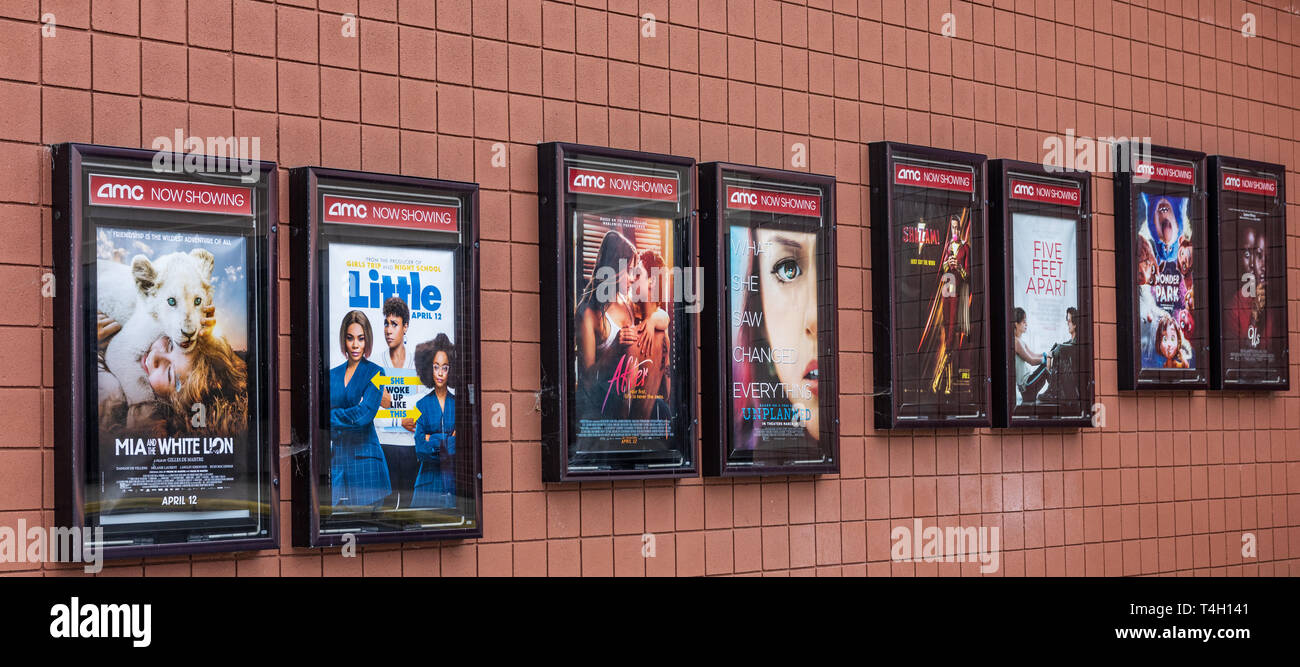 HICKORY, NC, USA -4/13/19: Poster Werbung Filme zeigen in einer lokalen AMC Kino. Stockfoto