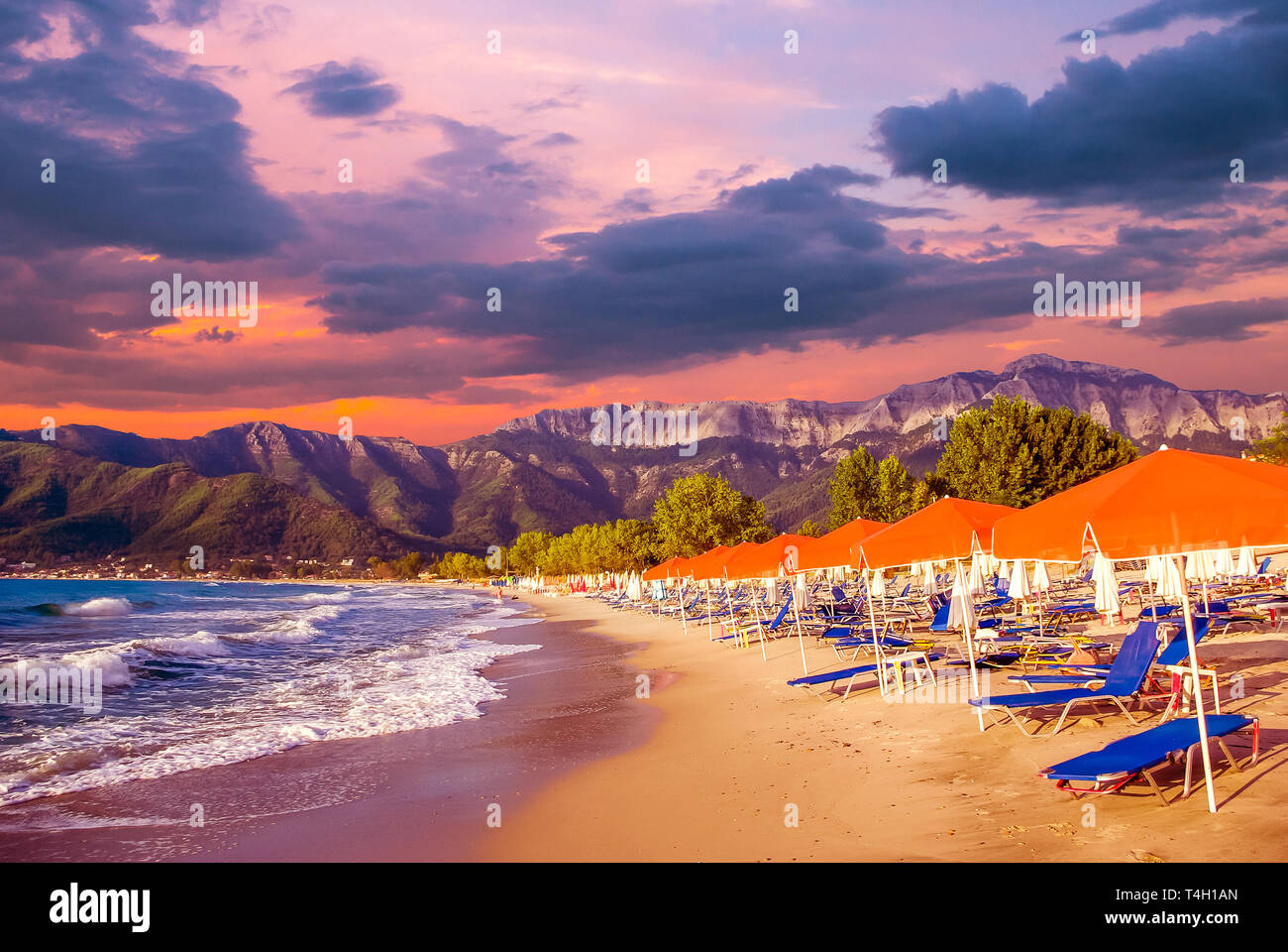 Einen atemberaubenden Sonnenuntergang am Strand Psili Ammos, Insel Thassos, Griechenland. Es ist, als Golden Beach bekannt. Es ist zwischen Skala Panagia und Skala Potamia entfernt. Stockfoto