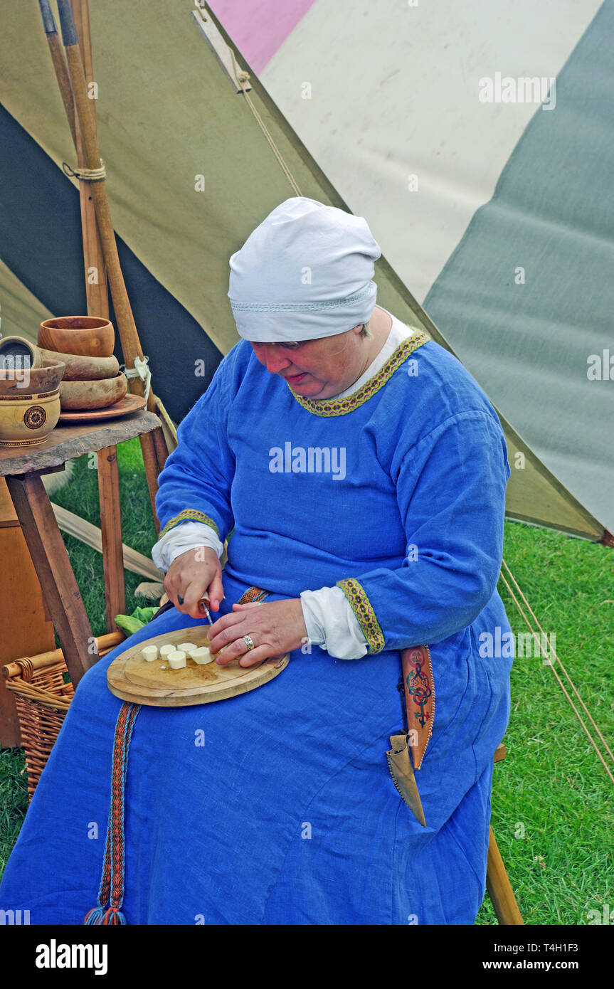 Schneiden von Käse, mittelalterliche Zeit, Northamtonshire Stockfoto