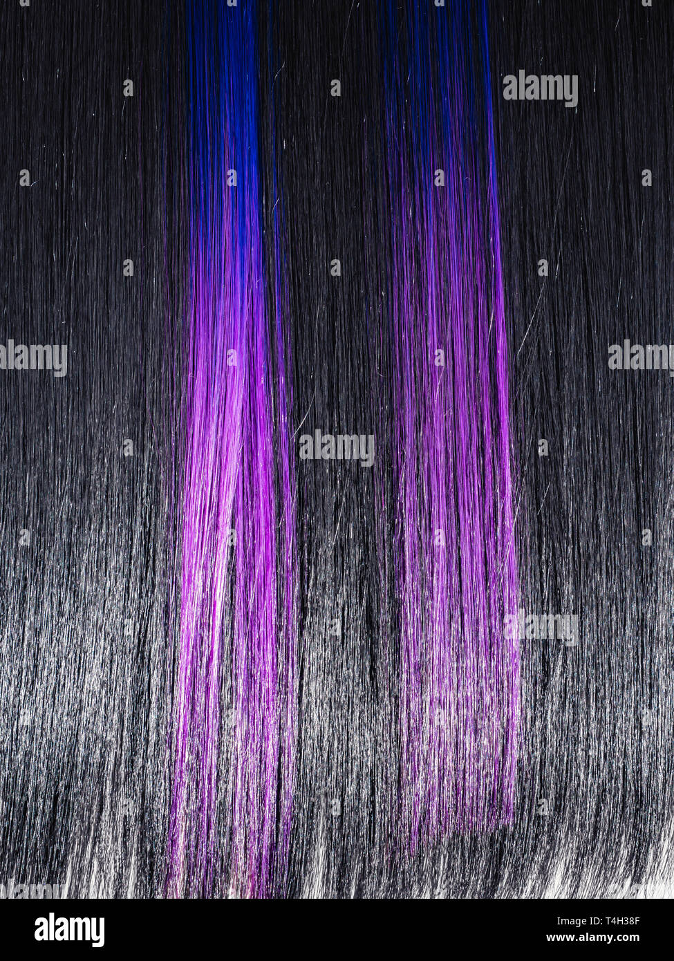 Gerade glänzend schwarzes Haar Hintergrund. Schöne glatte Brünette Haare mit Violett lila blau Stränge. Beauty Trend 2019 Stockfoto