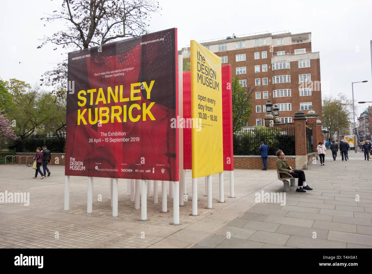 Plakat für die Stanley Kubrick Ausstellung im Design Museum, Kensington High Street, London, England, Großbritannien Stockfoto