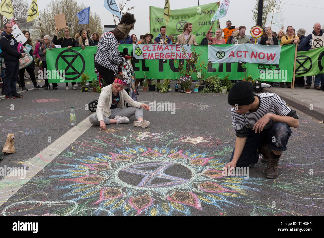 Klimawandel Aktivisten vom Aussterben Rebellion Kampagne für eine bessere Zukunft für die Erde nach dem Blockieren der Waterloo Bridge und als Teil einer Multi-Lage 5-Tag Ostern Protest rund um die Hauptstadt, am 16. April 2019 in London, England. Stockfoto