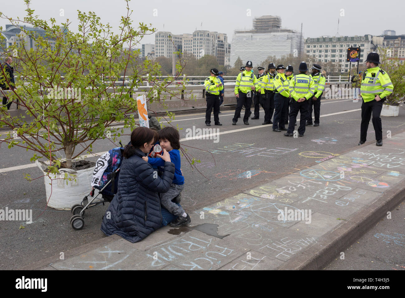 Polizisten und Klimawandel Aktivisten vom Aussterben Rebellion Kampagne für eine bessere Zukunft für die Erde nach dem Blockieren der Waterloo Bridge und als Teil einer Multi-Lage 5-Tag Ostern Protest rund um die Hauptstadt, am 16. April 2019 in London, England. Stockfoto