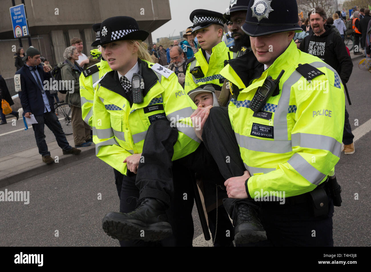 Ein Klimawandel Aktivist mit Aussterben Rebellion ist festgehalten, während der Kampagne für eine bessere Zukunft für die Erde nach dem Blockieren der Waterloo Bridge und als Teil einer Multi-Lage 5-Tag Ostern Protest rund um die Hauptstadt, am 16. April 2019 in London, England. Stockfoto