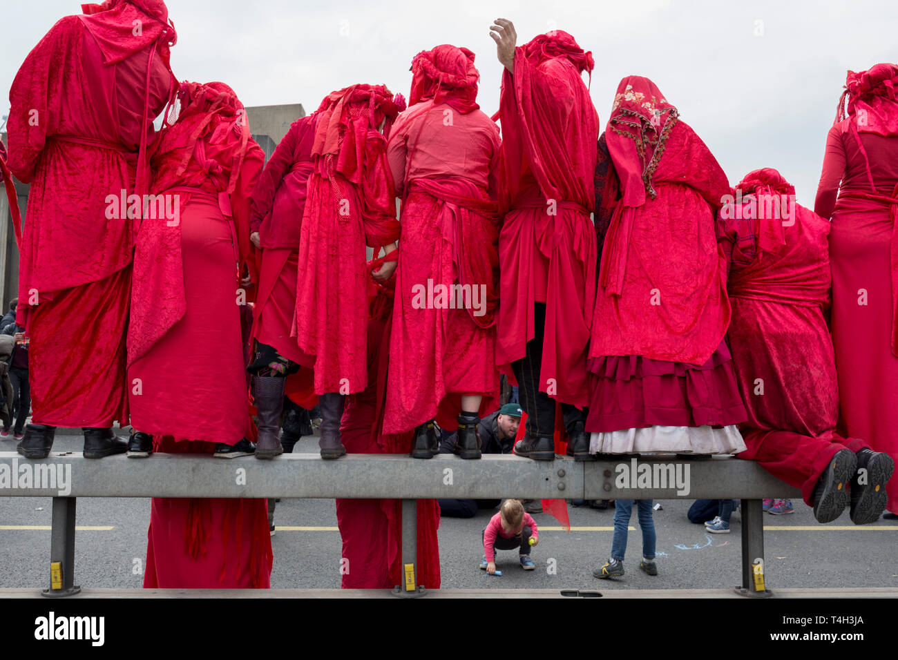 Theatralische Klimawandel Aktivisten vom Aussterben Rebellion Kampagne für eine bessere Zukunft für die Erde nach dem Blockieren der Waterloo Bridge und als Teil einer Multi-Lage 5-Tag Ostern Protest rund um die Hauptstadt, am 16. April 2019 in London, England. Stockfoto