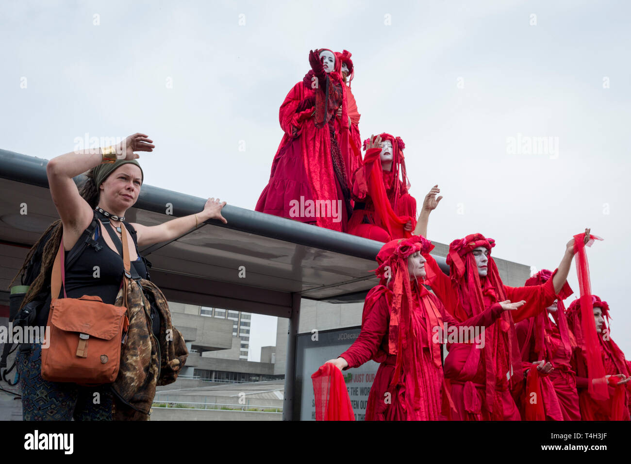 Theatralische Klimawandel Aktivisten vom Aussterben Rebellion Kampagne für eine bessere Zukunft für die Erde nach dem Blockieren der Waterloo Bridge und als Teil einer Multi-Lage 5-Tag Ostern Protest rund um die Hauptstadt, am 16. April 2019 in London, England. Stockfoto