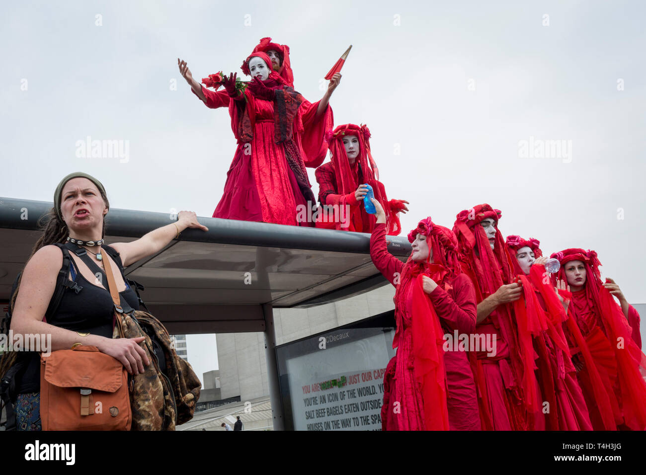 Theatralische Klimawandel Aktivisten vom Aussterben Rebellion Kampagne für eine bessere Zukunft für die Erde nach dem Blockieren der Waterloo Bridge und als Teil einer Multi-Lage 5-Tag Ostern Protest rund um die Hauptstadt, am 16. April 2019 in London, England. Stockfoto