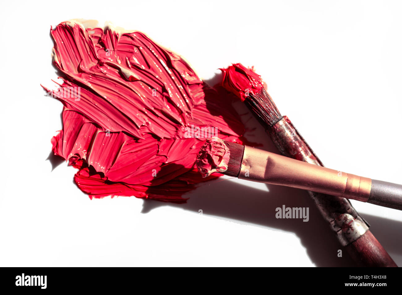 Öl Farbe rot und Kunst Bürste. Weißer Hintergrund, close-up Stockfoto