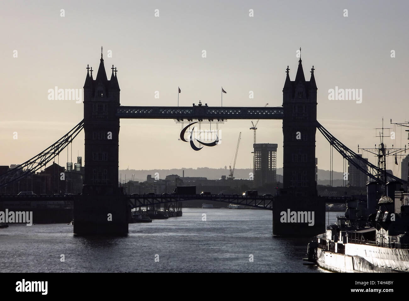 Paralympischen Logo auf der Tower Bridge während der Spiele 2012 in London Stockfoto