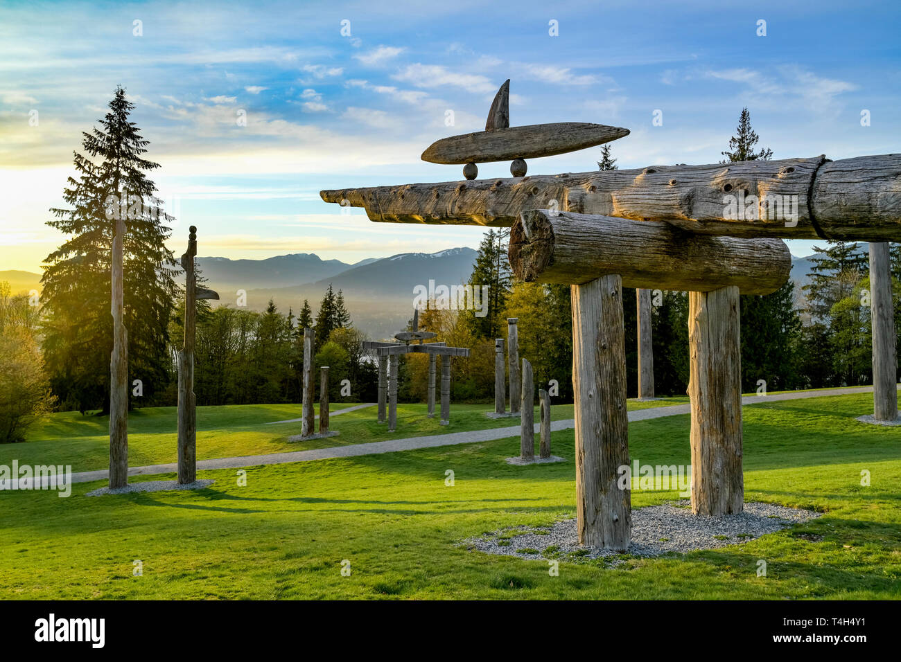 Japanischen Ainu totems, Kamui Mintara, Spielplatz der Götter, Kushiro Park, Burnaby Mountain, Burnaby, British Columbia, Kanada. Stockfoto