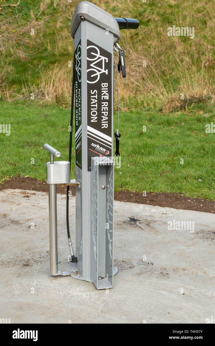 BIKE REPAIR STATION VOR DER STRUKTUR MIT DEN TOOLS BEFINDET SICH AN EINEM RADWEG IN SCHOTTLAND Stockfoto