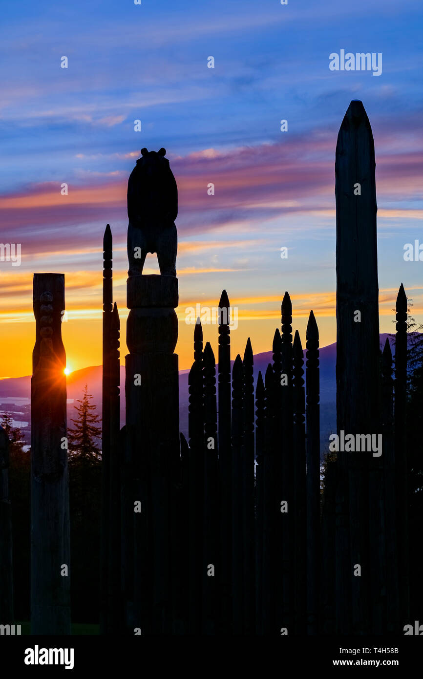 Japanischen Ainu totems, Kamui Mintara, Spielplatz der Götter, Kushiro Park, Burnaby Mountain Conservation Area, Burnaby, British Columbia, Kanada. Stockfoto