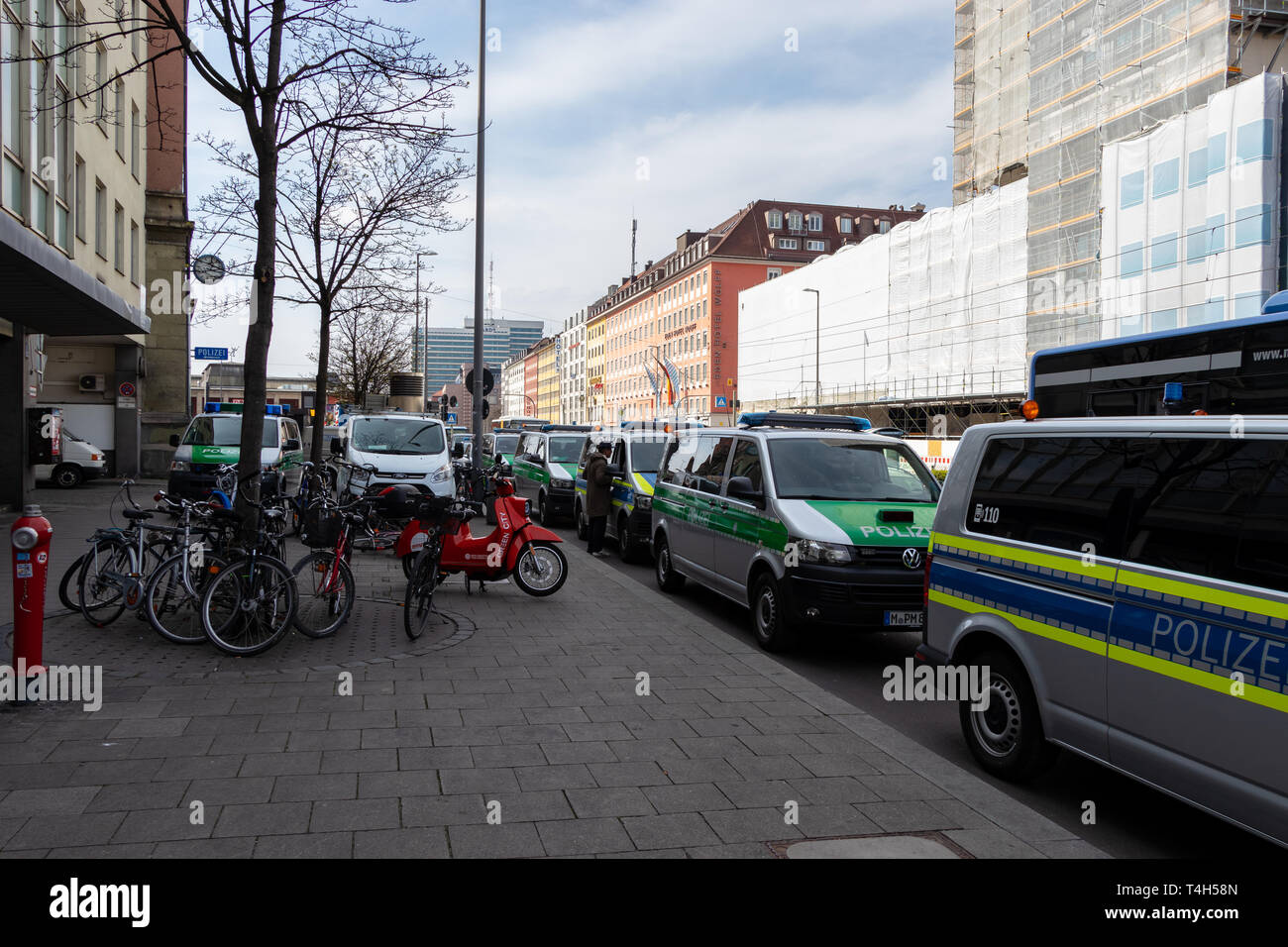 Dfaz Deutsche Falschparker & Abschlepp Zentrale Deutsche Polizeiautos Stockfotos und -bilder Kaufen - Alamy