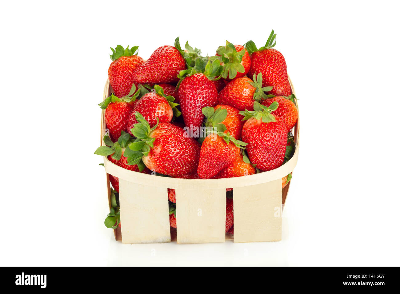 Holz- Korb mit frischen Erdbeeren auf einem weißen Hintergrund. Fragaria ananassa Stockfoto