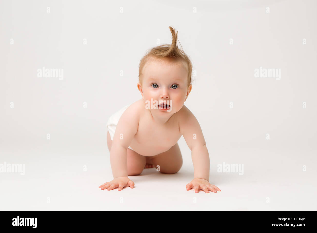 Porträt eines Babys in Windeln auf einem weißen Hintergrund, niedlichen Baby Mädchen isoliert auf weiss Stockfoto