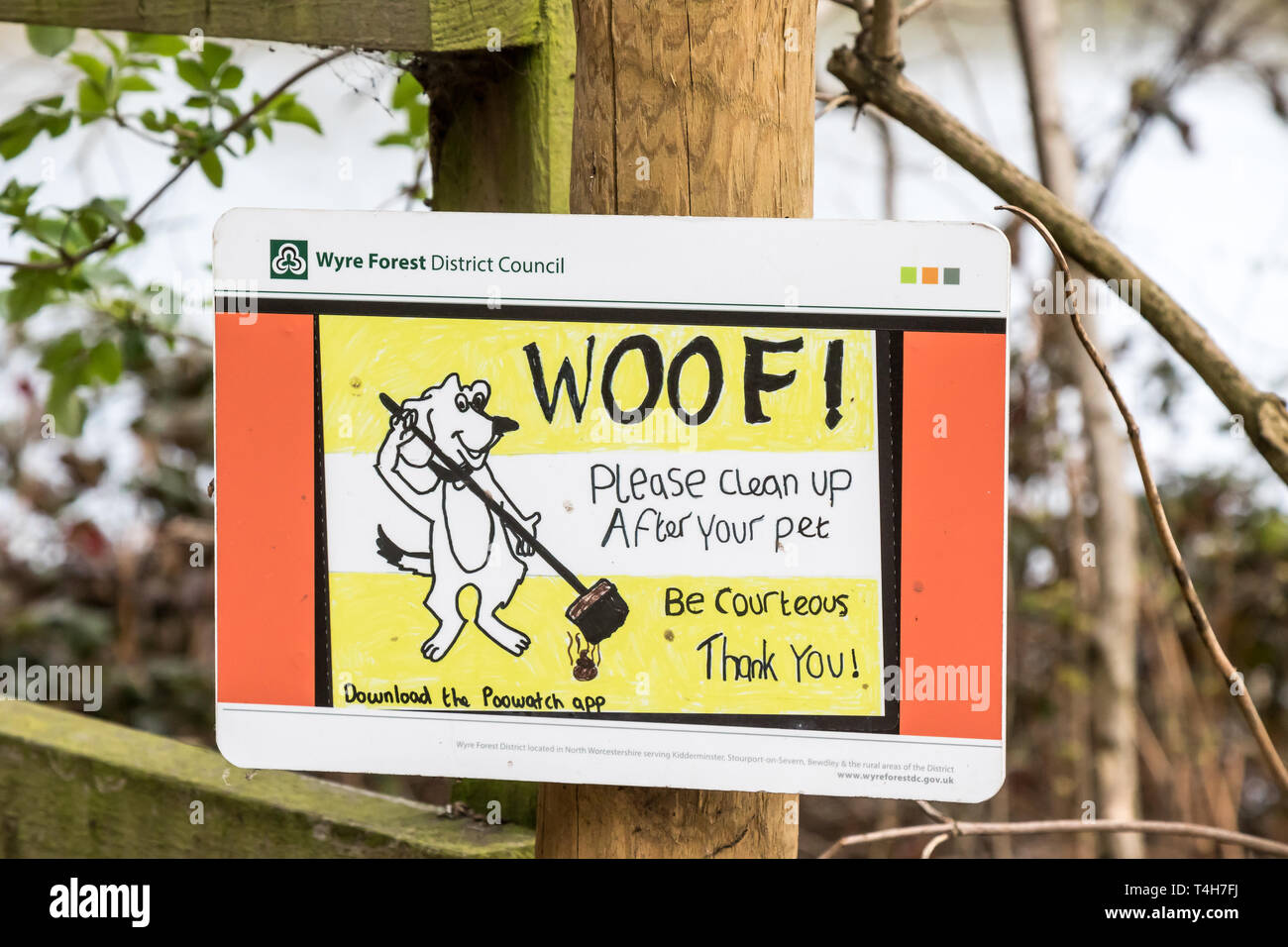 Hinweis des Rates im Freien auf der Post daran erinnert UK Hundebesitzer "höflich sein & aufräumen nach Ihrem Haustier". Nehmen Sie das Schild mit dem Hundekot auf. Stockfoto