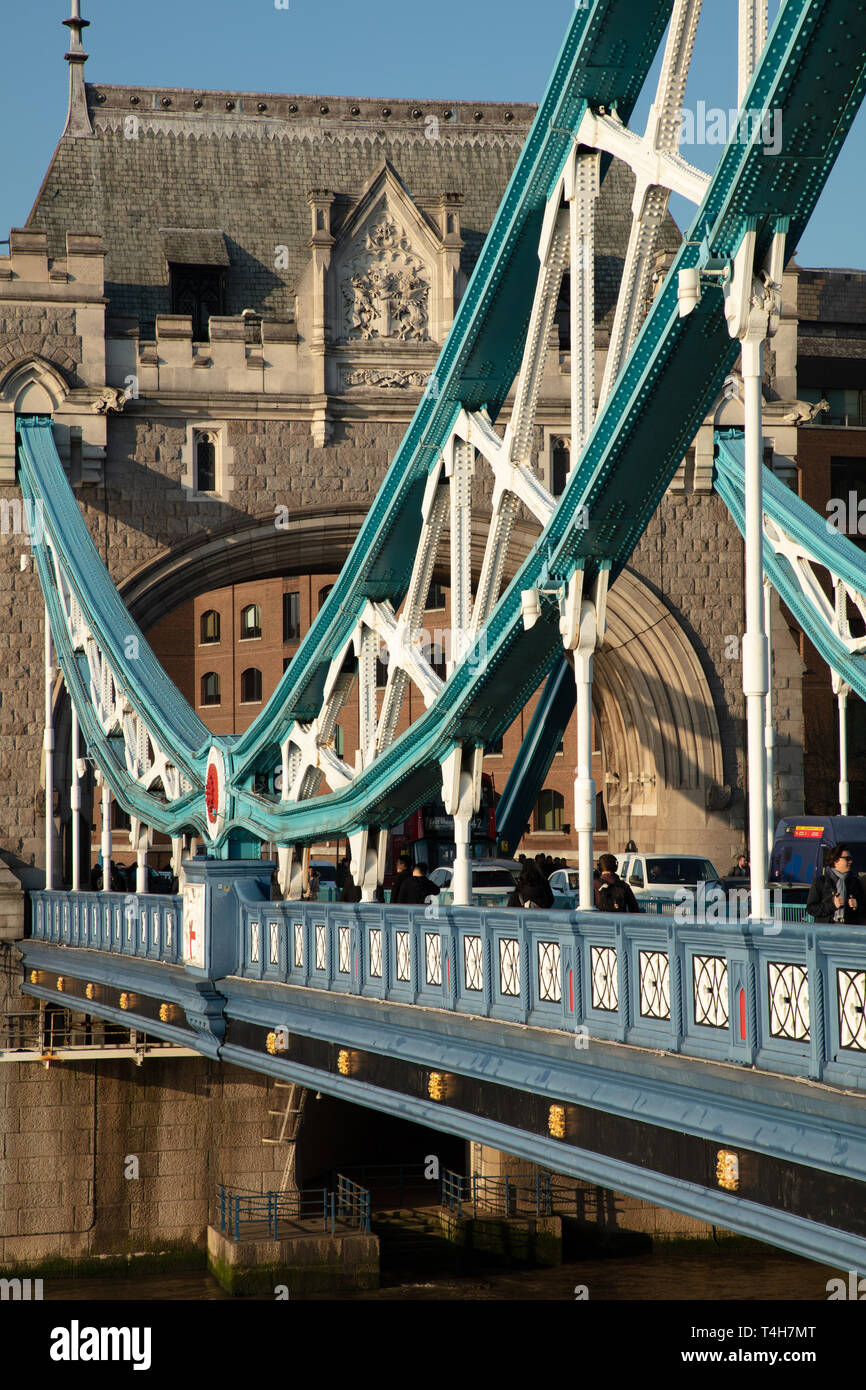 Blick auf den Jahrgang und Symbol der Tower Bridge, London, England, UK an einem sonnigen Tag im April und von vielen Touristen und Einheimische, die das Londoner genossen. Stockfoto