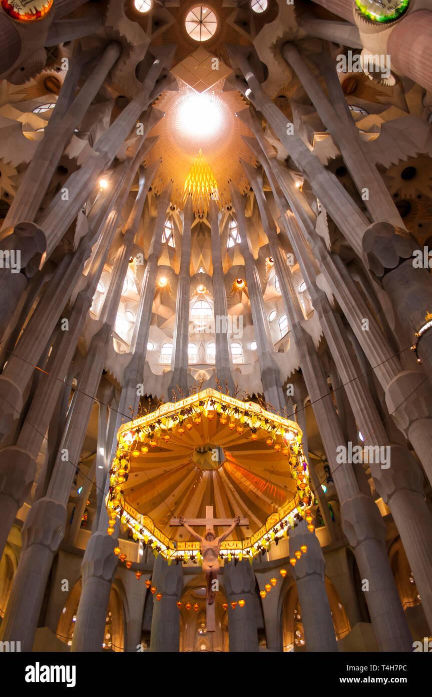 Das Innere des Sühnentempels der Sagrada Familia, entworfen vom Architekten Antoni Gaudi, Barcelona, ​​Catalonia, Spanien Stockfoto