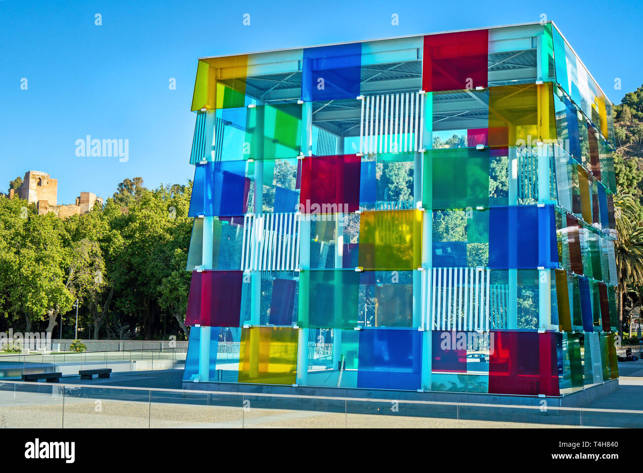 Spanien, Málaga - 04.04.2019: bunte Würfel Centre Pompidou, Sonnenschein in Malaga, Spanien Stockfoto