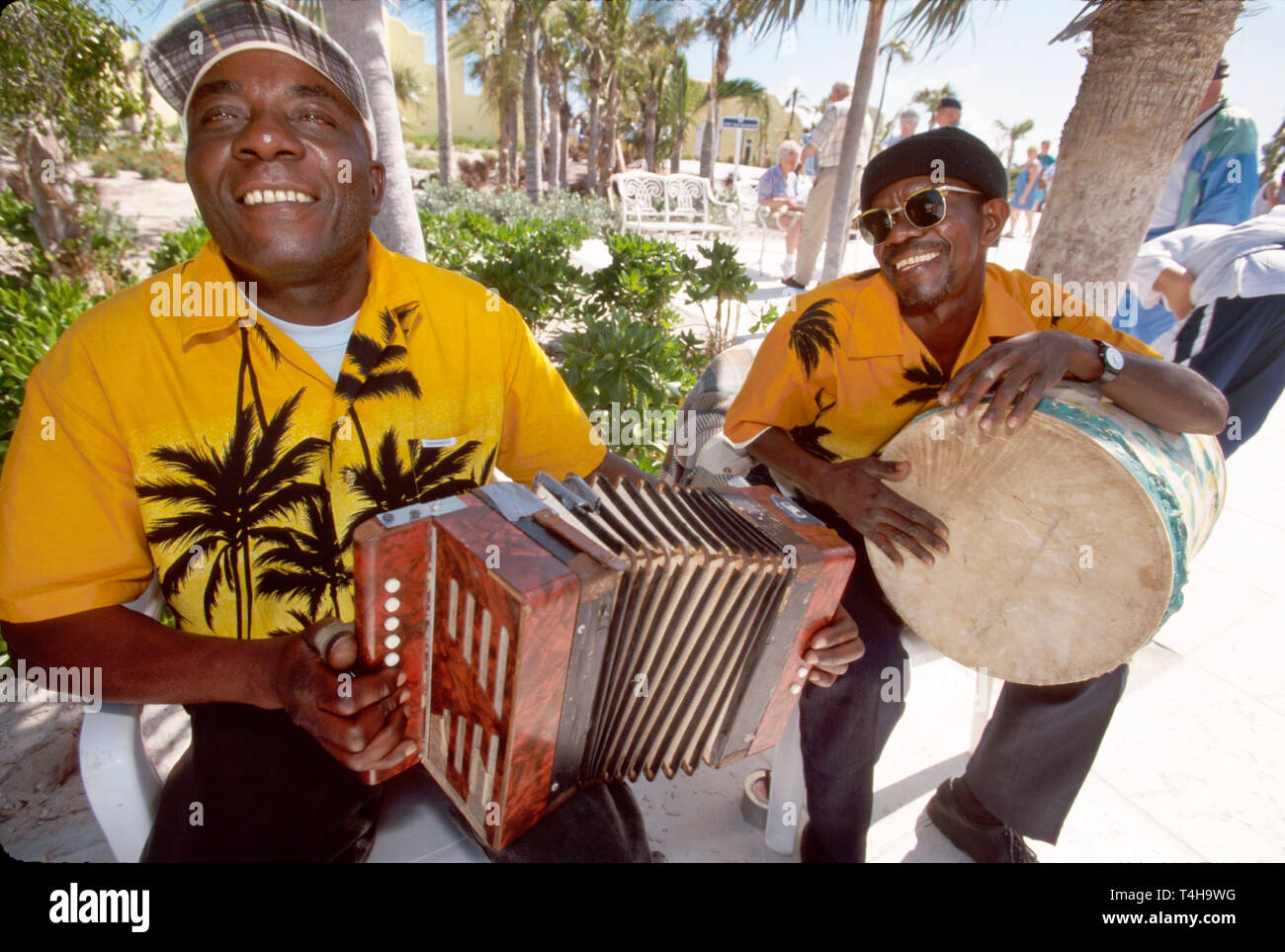 Bahamas Bahama Islands Half Moon Cay Cat Island, Rake & Scrape Musiker, Black African Africans spielen lächelnd Akkordeon, Mann Männer m Stockfoto