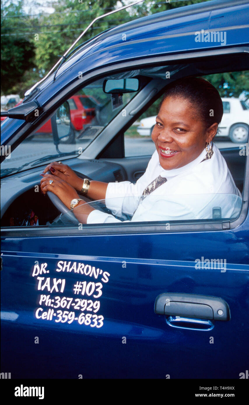 Bahamas Bahama Islands Abaco Island Marsh Harbour, schwarze Frau weiblich, Taxi Taxi Taxifahrer fahren Autofahrer lächelnd Job Stockfoto