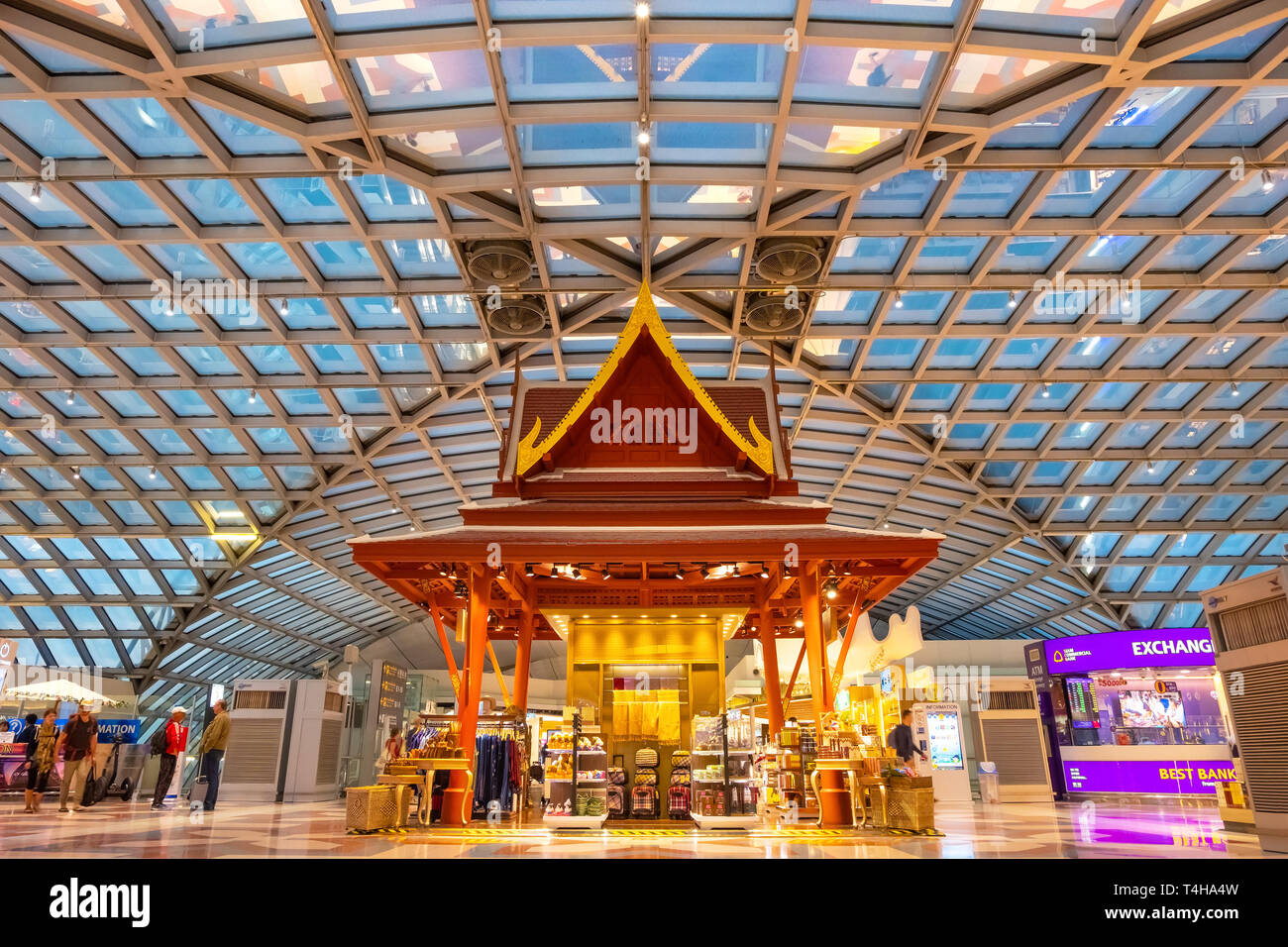 Bangkok, Thailand - 19 April 2018: Eine kleine Thai Pavillon als Shop für Souvenirs und traditionelle und lokale Produkte am Suvarnabhumi Airport eröffnet Stockfoto