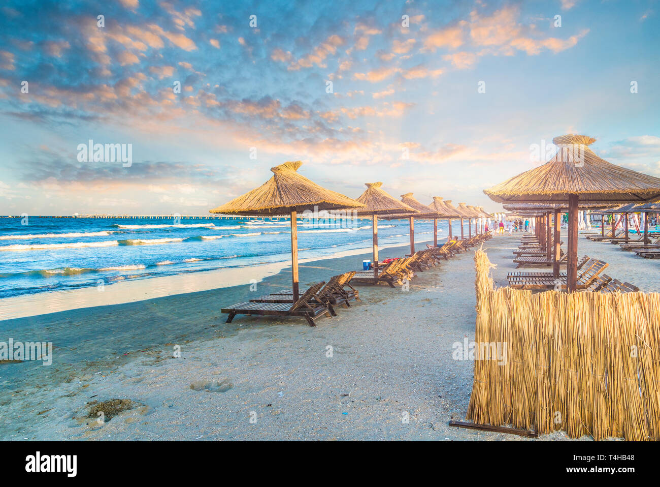 Strand mit Stühlen und Sonnenschirm in Mamaia Resort, Schwarzes Meer, Rumänien. Stockfoto