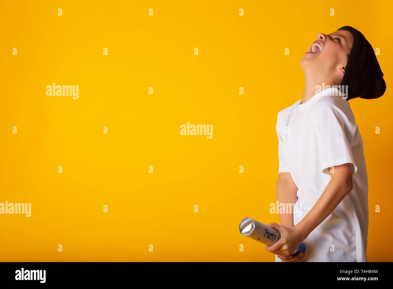 Junge knallen Cracker und schließen die Augen aufgeregt Stockfoto