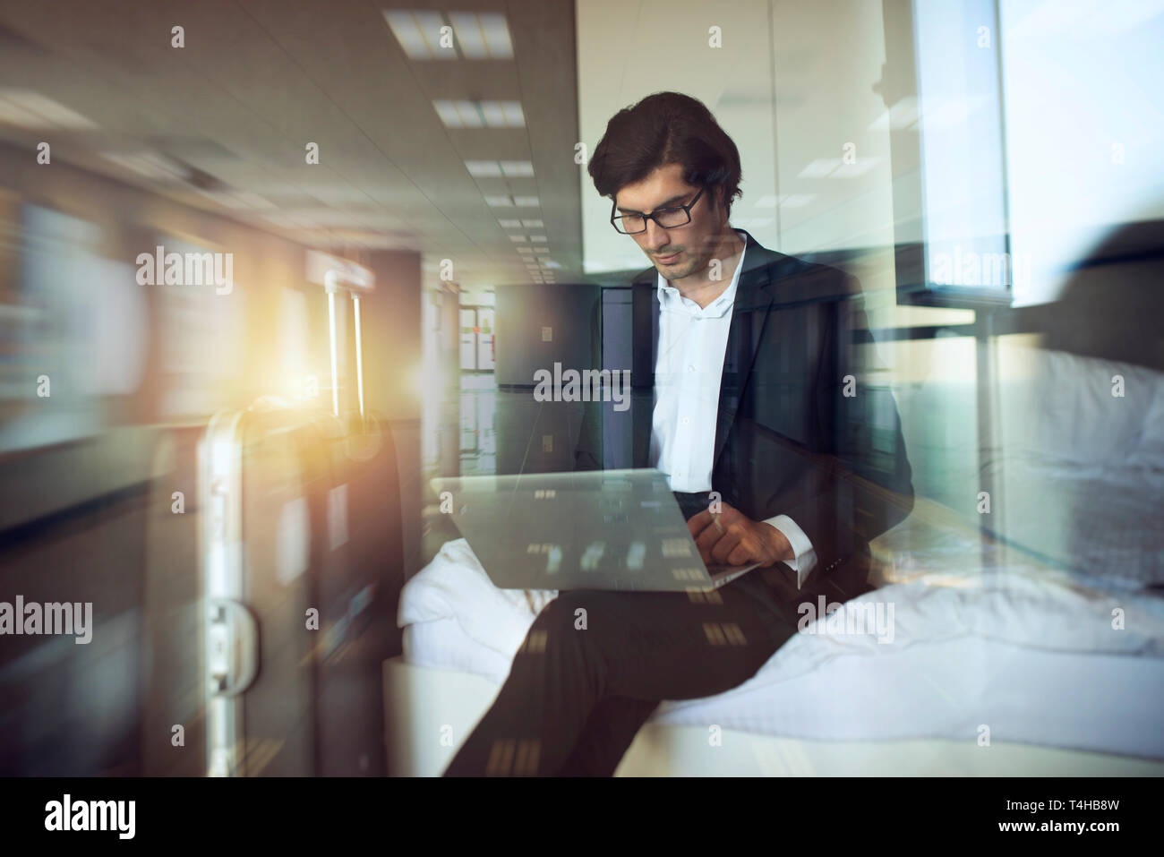 Reisender Geschäftsmann mit seinem Laptop bereit zu fliegen. Doppelte Belichtung Stockfoto