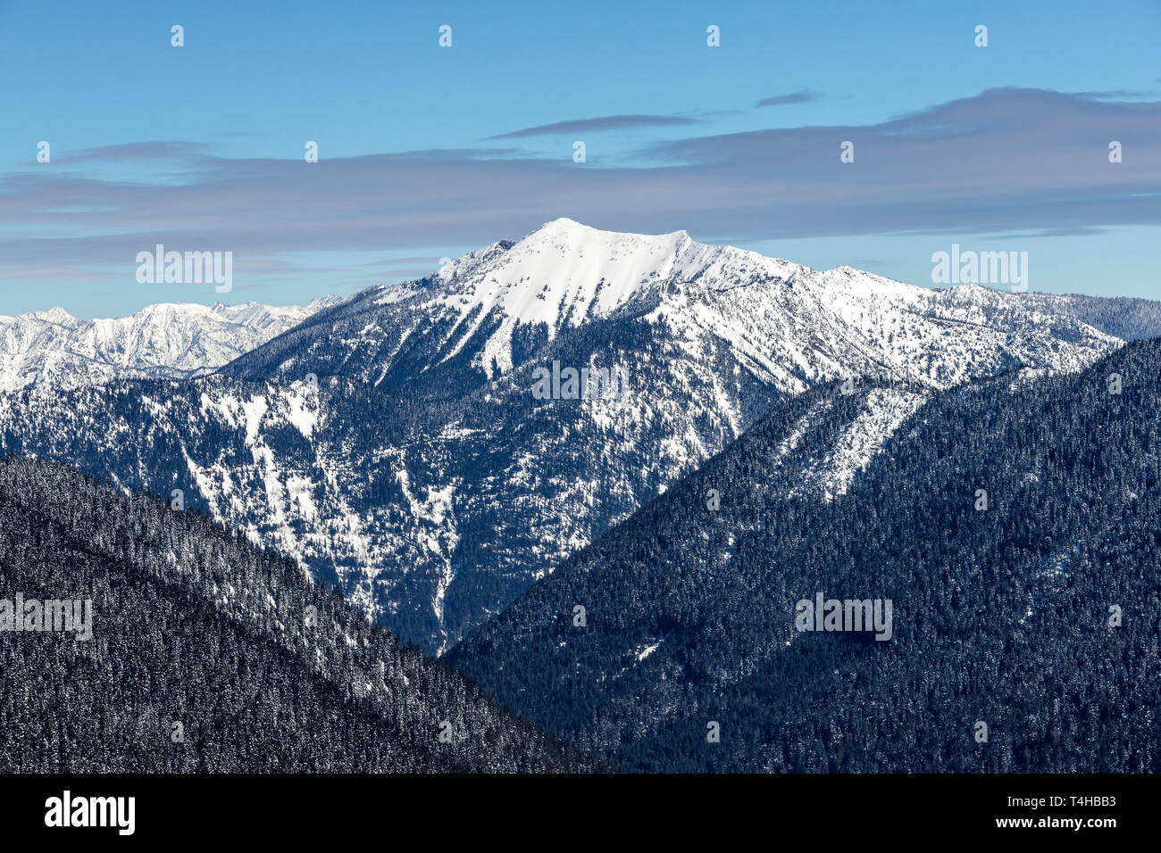 Epische Berge im frischen Pulverschnee Hintergrund perfekt für Logo oder Titel Info abgedeckt Stockfoto