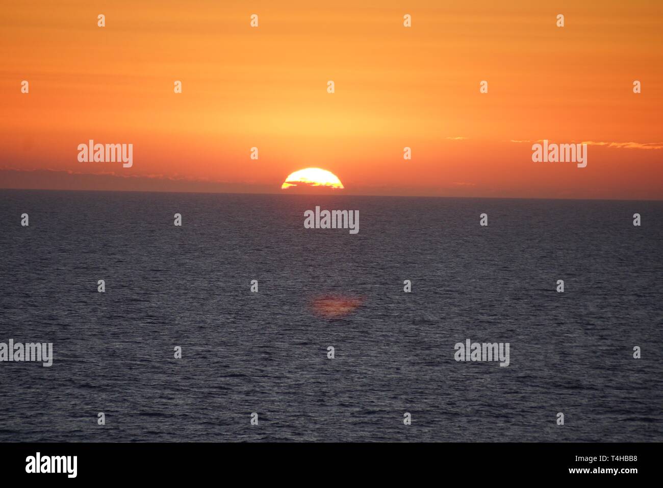 Sonnenuntergang auf hoher See Stockfoto