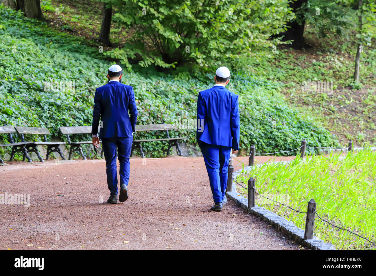 2 junge Männer, chassidischen Juden in blauen Anzügen und weißen Kappe Spaziergang in Uman. Die Ukraine, das Jüdische Neue Jahr. Stockfoto